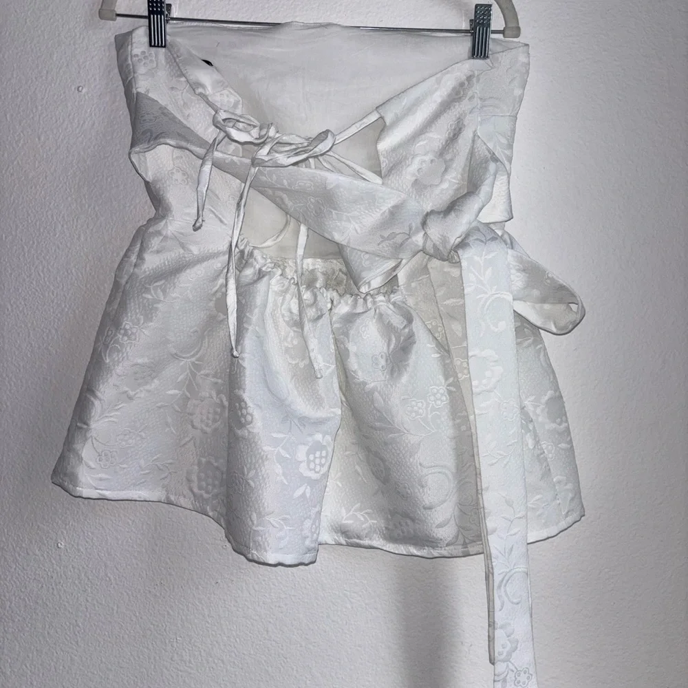 LAAGAM White Cecicle Open Back Top Medium Large Floral - Picture 4 of 6